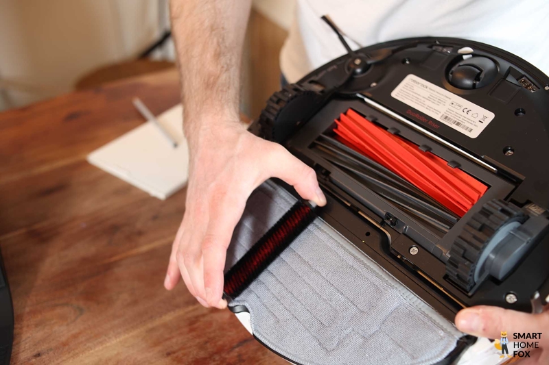 Показано, как щетка для чистки Ultra Station чистит салфетку Roborock S8 Pro.